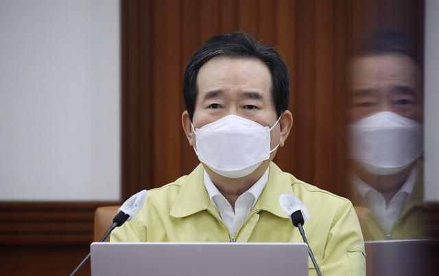 중대본 회의 주재하는 정세균 총리      (서울=연합뉴스) 김승두 기자 = 정세균 국무총리가 3일 오전 정부서울청사에서 열린 신종 코로나바이러스 감염증(코로나19) 대응 중앙재난안전대책본부(중대본) 회의를 주재하고 있다. 2021.3.3     kimsdoo@yna.co.kr/2021-03-03 08:35:20/ <저작권자 ⓒ 1980-2021 ㈜연합뉴스. 무단 전재 재배포 금지.>