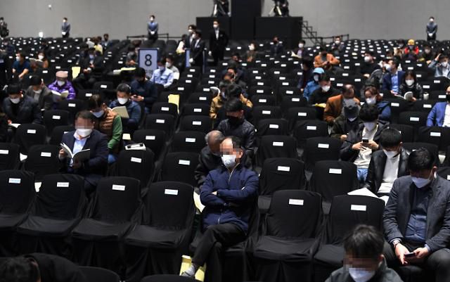 제51기 삼성전자 주주총회     (수원=연합뉴스) 홍기원 기자 = 18일 오전 경기도 수원컨벤션센터에서 열린 삼성전자 주주총회가 신종 코로나바이러스 감염증(코로나19) 확산 예방을 위해 지정 좌석제도로 운영되고 있다. 2020.3.18     xanadu@yna.co.kr/2020-03-18 09:56:09/ <저작권자 ⓒ 1980-2020 ㈜연합뉴스. 무단 전재 재배포 금지.>