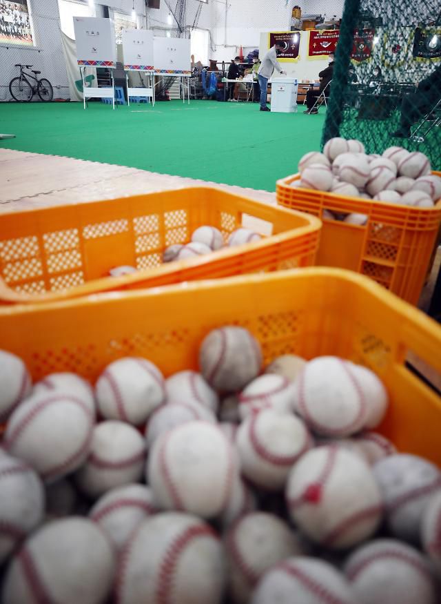 청구초등학교 야구부 실내훈련장에 마련된 투표소