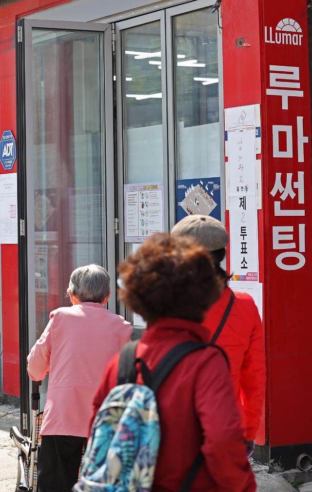 서대문구 한 썬팅업소에 마련된 투표소