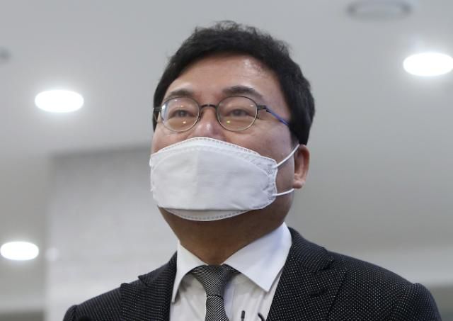 법원 출석하는 이상직      (전주=연합뉴스) 나보배 기자 = 27일 오전 무소속 이상직 의원이 전북 전주지방법원에 들어서며 기자들의 질문을 받고 있다. 2020.11.27     warm@yna.co.kr/2020-11-27 10:07:35/ <저작권자 ⓒ 1980-2020 ㈜연합뉴스. 무단 전재 재배포 금지.>