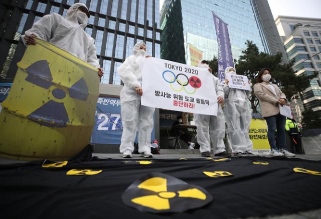 "후쿠시마 지역 경기 개최 중단하라!"     (서울=연합뉴스) 박동주 기자 = 25일 오전 서울 종로구 옛 일본대사관 앞에서 시민방사능감시센터 환경운동연합 관계자들이 방사능 위험 등의 이유로 도쿄 올림픽 중단을 촉구하고 있다. 2021.3.25     pdj6635@yna.co.kr/2021-03-25 10:31:49/ <저작권자 ⓒ 1980-2021 ㈜연합뉴스. 무단 전재 재배포 금지.>