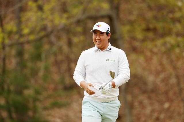 버디를 낚고 환한 미소를 보이는 김주형