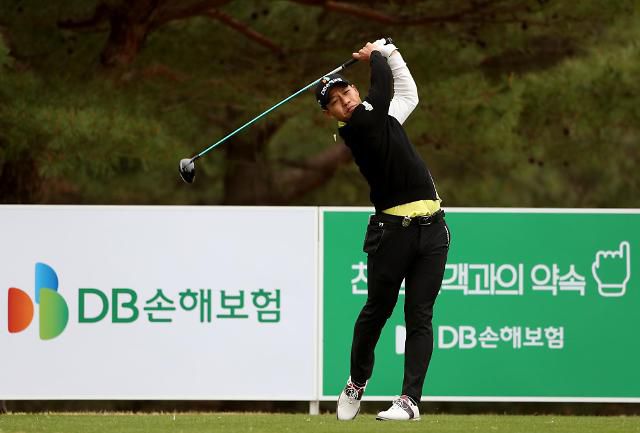 티잉 그라운드에서 티샷을 날리는 문도엽