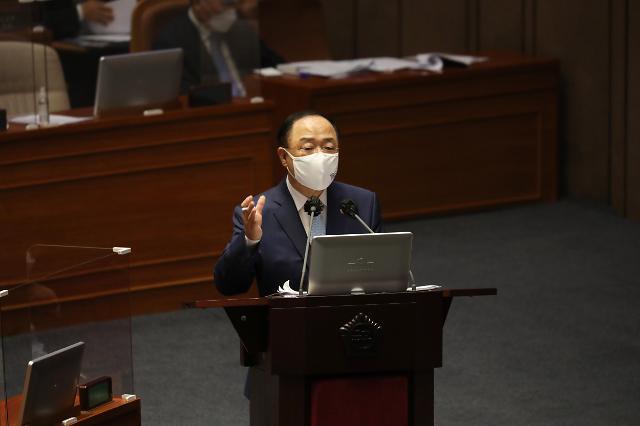 대정부질문 답변하는 홍남기 국무총리 직무대행     (서울=연합뉴스) 진성철 기자 = 홍남기 국무총리 직무대행이 20일 서울 여의도 국회 본회의에서 진행된 경제분야 대정부질문에서 답변하고 있다.   2021.4.20     zjin@yna.co.kr/2021-04-20 15:39:05/ <저작권자 ⓒ 1980-2021 ㈜연합뉴스. 무단 전재 재배포 금지.>