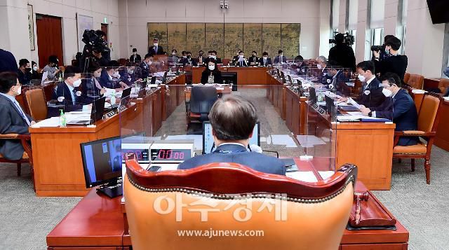 문화체육관광위원회 전체회의     (서울=연합뉴스) 하사헌 기자 = 문화체육관광위원회 전체회의가 19일 서울 여의도 국회에서 도종환 위원장 주재로 열리고 있다. 2021.4.19     toadboy@yna.co.kr/2021-04-19 11:06:54/ <저작권자 ⓒ 1980-2021 ㈜연합뉴스. 무단 전재 재배포 금지.>