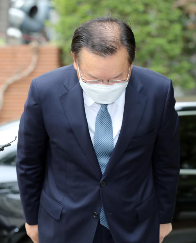 인사하는 김부겸 총리 후보자     (서울=연합뉴스) 백승렬 기자 = 김부겸 국무총리 후보자가 22일 오전 인사청문회 준비 사무실이 마련된 서울시 종로구 통의동 금융감독원 연수원에 도착해 인사하고 있다. 2021.4.22     srbaek@yna.co.kr/2021-04-22 09:16:51/ <저작권자 ⓒ 1980-2021 ㈜연합뉴스. 무단 전재 재배포 금지.>