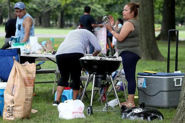 지난 2019년 7월 2일 미국 독립기념일 연휴 당시미국 뉴욕시 퀸즈 보로 플러싱 메도우 코로나 파크에서 바비큐 파티 중인 사람들.