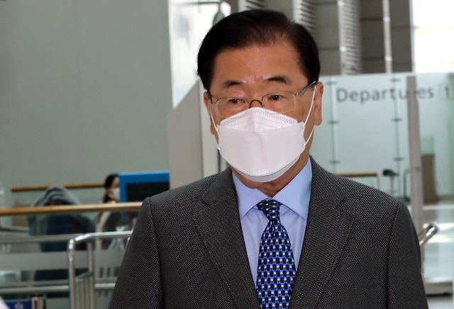 정의용 외교장관, G7외교장관회의 참석차 출국     (영종도=연합뉴스) 서명곤 기자 = 정의용 외교부 장관이 2일 오전  영국 런던에서 열리는 주요 7개국(G7) 외교·개발장관회의 참석을 위해 인천국제공항 1터미널을 통해  출국하고 있다. 한국 외교장관이 G7 외교장관회의에 참석하기는 이번이 처음이다. 정 장관은 인도·태평양 지역 정세, 열린 사회, 보건·백신, 기후변화, 교육·성평등 등과 관련한 논의에 참여한다. 2021.5.2     seephoto@yna.co.kr/2021-05-02 12:16:35/ <저작권자 ⓒ 1980-2021 ㈜연합뉴스. 무단 전재 재배포 금지.>