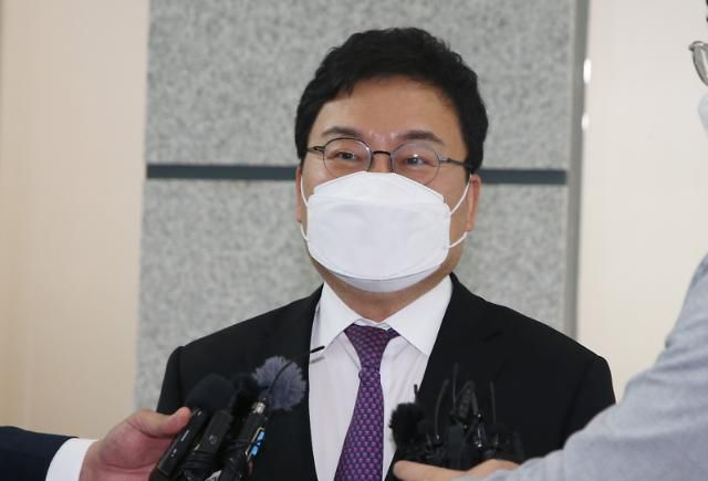 이상직 "법정에서 혐의 성실히 소명하겠다"      (전주=연합뉴스) 나보배 기자 = 이스타항공 창업주로서 '횡령·배임 혐의'를 받는 무소속 이상직 의원이 27일 전북 전주지법에서 열린 구속 전 피의자 심문(영장실질심사)에 출석해 취재진의 질문을 받고 있다. 2021.4.27     warm@yna.co.kr/2021-04-27 14:08:32/ <저작권자 ⓒ 1980-2021 ㈜연합뉴스. 무단 전재 재배포 금지.>