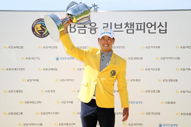 우승컵을 들어 올린 문경준