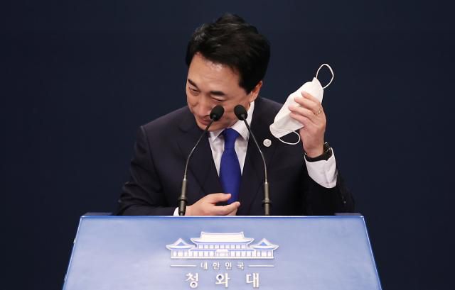 마스크 벗는 박수현 신임 국민소통수석     (서울=연합뉴스) 이진욱 기자 = 박수현 신임 국민소통수석이 28일 오전 청와대 춘추관 대브리핑룸에서 인사말을 위해 마스크를 벗고 있다. 2021.5.28     cityboy@yna.co.kr/2021-05-28 13:13:46/ <저작권자 ⓒ 1980-2021 ㈜연합뉴스. 무단 전재 재배포 금지.>