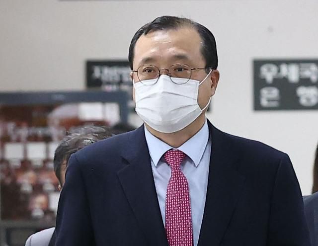 법정 향하는 임성근 전 부장판사     (서울=연합뉴스) 한종찬 기자 =사법행정권을 남용해 재판에 개입한 혐의로 기소돼 1심에서 무죄를 선고받고 탄핵 소추된 임성근 전 부장판사가 20일 오후 서울 중앙지법에서 열린 항소심 4회 공판에 출석하고 있다. 2021.4.20     saba@yna.co.kr/2021-04-20 14:08:14/ <저작권자 ⓒ 1980-2021 ㈜연합뉴스. 무단 전재 재배포 금지.>