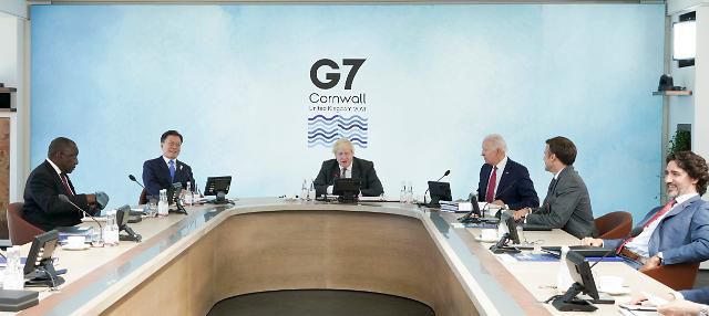 확대회의 1세션 참석한 문 대통령      (콘월[영국]=연합뉴스) 이진욱 기자 = G7 정상회의 참석차 영국을 방문 중인 문재인 대통령이 12일(현지시간) 오후 영국 콘월 카비스베이에서 코로나19 백신 공급 확대 및 보건 역량 강화 방안을 다룰 확대회의 1세션에 참석해 있다. 왼쪽부터 시계방향으로 남아공 시릴 라마포사 대통령, 문 대통령, 영국 보리스 존슨 총리, 미국 조 바이든 미국 대통령, 프랑스 에마뉘엘 마크롱 대통령, 캐나다 쥐스탱 트뤼도 총리.  2021.6.13     cityboy@yna.co.kr/2021-06-13 01:55:17/ <저작권자 ⓒ 1980-2021 ㈜연합뉴스. 무단 전재 재배포 금지.>