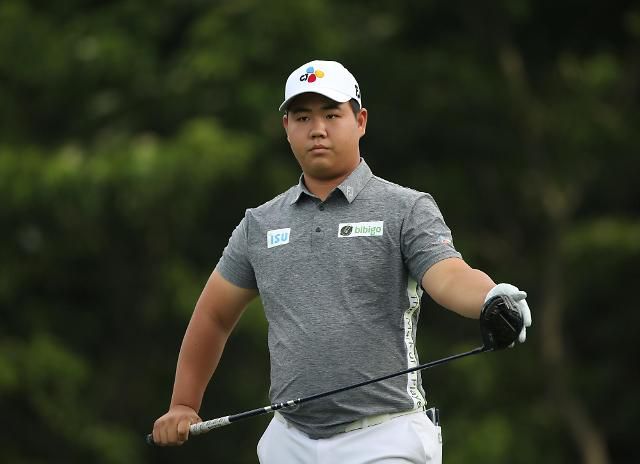 홀을 노려보는 김주형