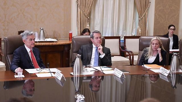 연방준비제도(Fed·연준)의 연방공개시장위원회(FOMC) 회의 모습. 왼쪽 첫 번째가 제롬 파월 연준 의장.