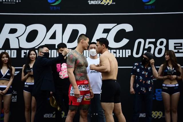 "미들급 챔피언은 나야 나" 서로를 마주보는 황인수와 오일학(왼쪽부터)