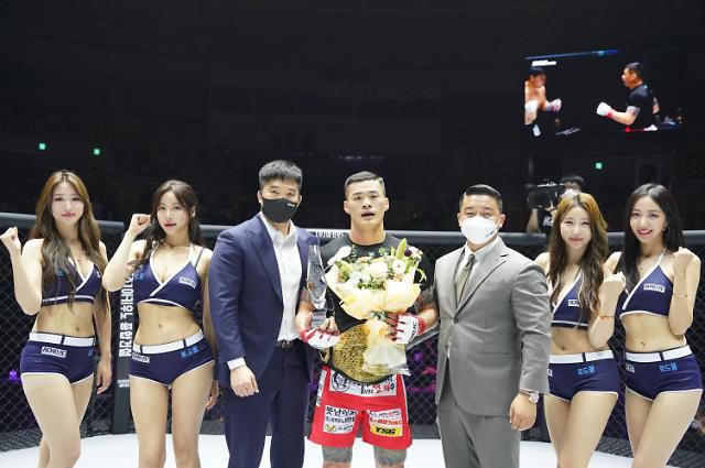 허리춤에 미들급 벨트를 찬 황인수(중앙)