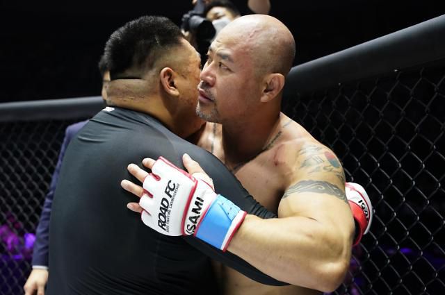 경기 후 포옹하는 김재훈과 금광산(왼쪽부터)