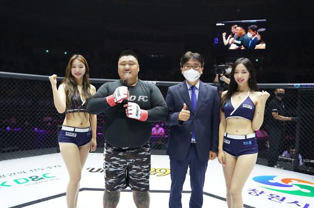 승리 포즈를 취하는 김재현(왼쪽 두 번째)