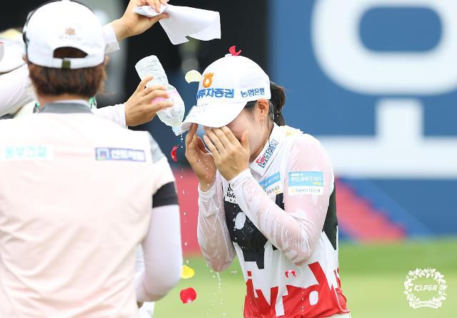 우승 직후 물·꽃 세례를 받는 박민지