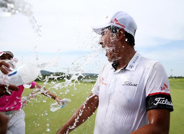 우승 확정 직후 물세례를 받는 김한별