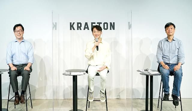 (왼쪽부터) 배동근 크래프톤 최고재무책임자, 김창한 대표이사, 장병규 의장이 26일 진행된 온라인 기자간담회에서 기업공개(IPO) 진행 상황과 향후 사업 계획 등에 대해 설명하고 있다.