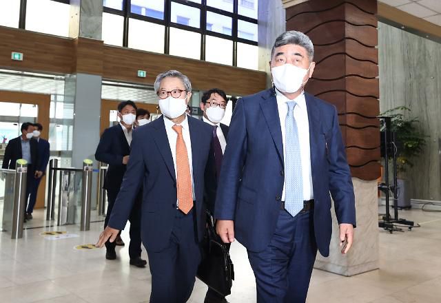 회생법원 들어서는 이스타항공 관리인-성정 회장     (서울=연합뉴스) 류영석 기자 = 형남순 성정 회장(오른쪽)과 정재섭 이스타항공 공동관리인이 24일 오후 이스타항공과 성정의 인수합병 투자계약 체결을 위해 서울 서초구 서울회생법원으로 들어서고 있다. 2021.6.24     ondol@yna.co.kr/2021-06-24 16:56:03/ <저작권자 ⓒ 1980-2021 ㈜연합뉴스. 무단 전재 재배포 금지.>