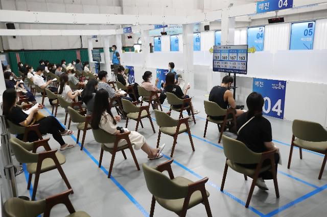 30일 오후 코로나19 서울시 동작구 예방접종센터가 마련된 동작구민체육센터에서 시민들이 접종대기를 하고 있다.
