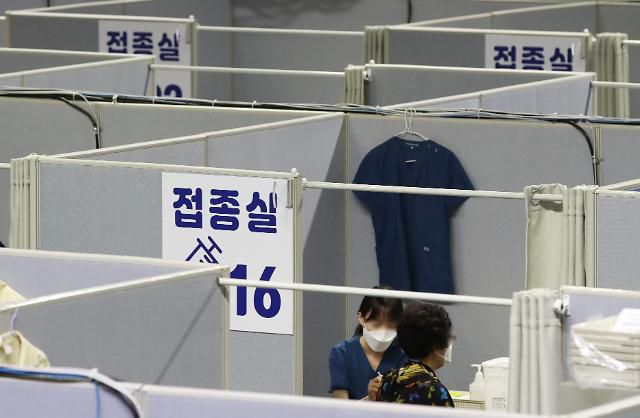 29일 서울 동작구 예방접종센터가 설치된 사당종합체육관에서 의료진이 시민에게 백신 접종을 하고 있다.