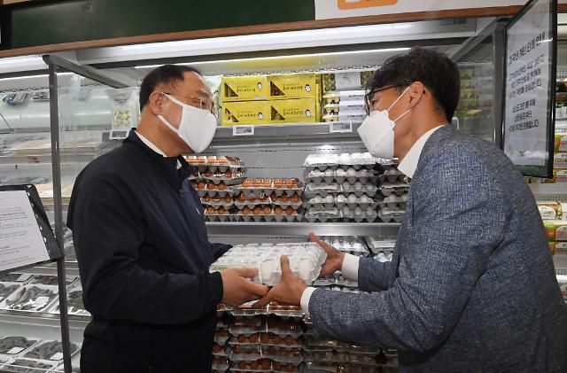 수입계란 판매 상황 점검하는 홍남기 부총리     (서울=연합뉴스) 홍남기 경제부총리 겸 기획재정부 장관(왼쪽)이 3일 오후 대전 이마트 둔산점을 방문해 수입계란 판매 상황을 점검하고 있다. 2021.8.3      [기획재정부 제공. 재판매 및 DB 금지]     photo@yna.co.kr/2021-08-03 16:20:43/ <저작권자 ⓒ 1980-2021 ㈜연합뉴스. 무단 전재 재배포 금지.>