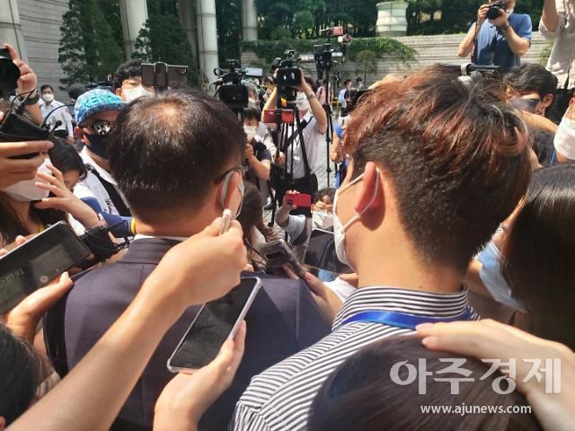 정경심 동양대 교수 측 법무법인 다산 김칠준 변호사가 11일 서울 서초구 서울중앙지방법원에서 열린 정 교수 항소심 선고공판 뒤 취재진의 질문에 답하고 있다.