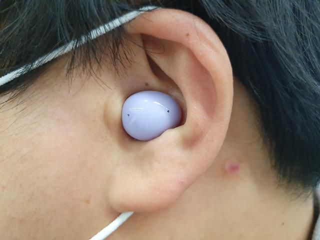 갤럭시버즈2를 착용한 모습.