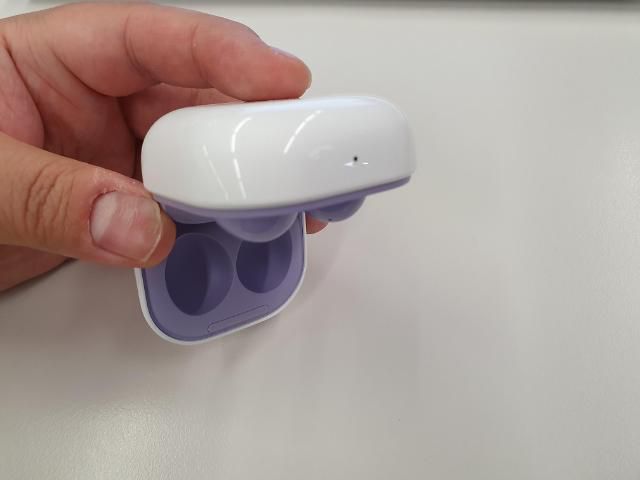 배터리 케이스에는 자석이 탑재되어 있어 제품을 뒤집어도 이어버드가 빠지지 않는다.