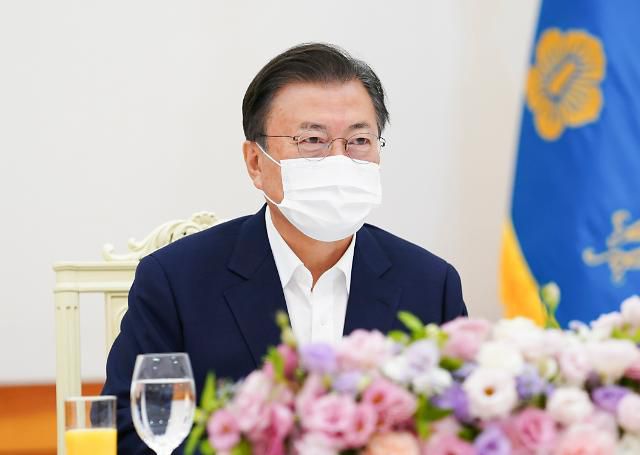 인사말 듣는 문 대통령        (서울=연합뉴스) 이진욱 기자 = 문재인 대통령이 3일 청와대에서 열린 국회의장단 및 상임위원장단 초청 오찬간담회에서 참석자 인사말을 듣고 있다. 2021.9.3     cityboy@yna.co.kr/2021-09-03 14:40:05/ <저작권자 ⓒ 1980-2021 ㈜연합뉴스. 무단 전재 재배포 금지.>