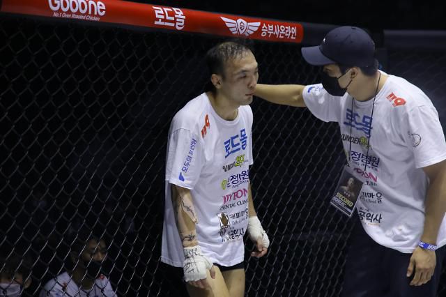 패배 후 망연자실한 김수철(왼쪽).