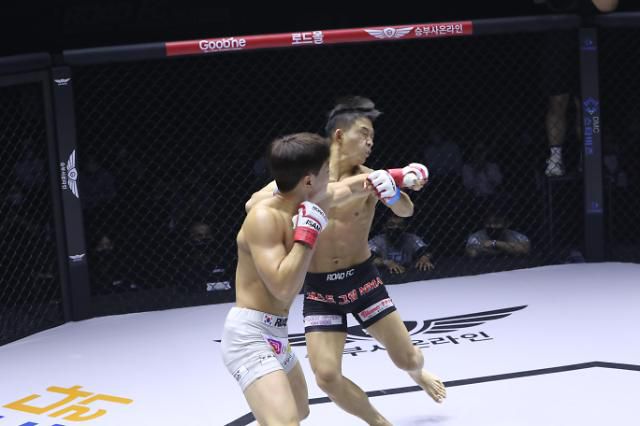 상대의 턱을 돌리는 이정현(왼쪽).