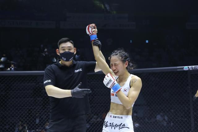 아톰급 챔피언에 오른 심유리(오른쪽).