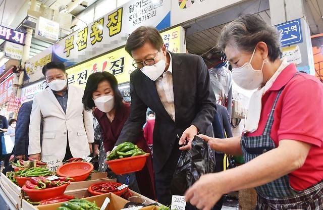 박형준 부산시장이 추석 전 현장 물가를 점검하기 위해, 전통 시장을 찾아, 상인들과 담소를 나누고 있다.