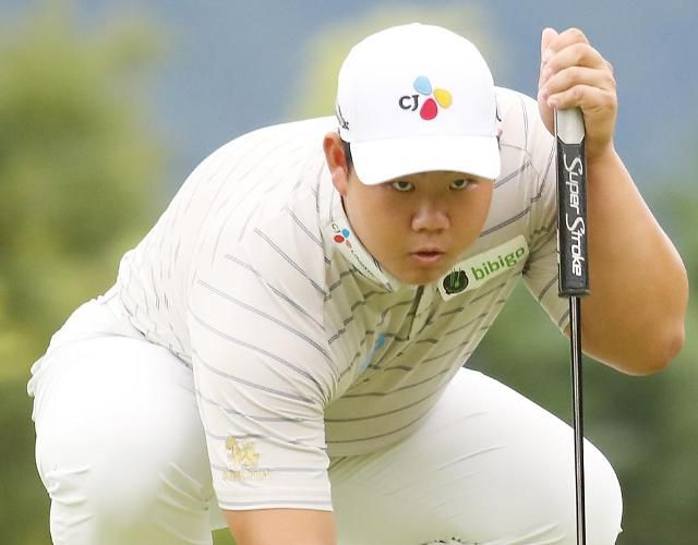 매서운 눈으로 그린 위에 공을 놓는 김주형.