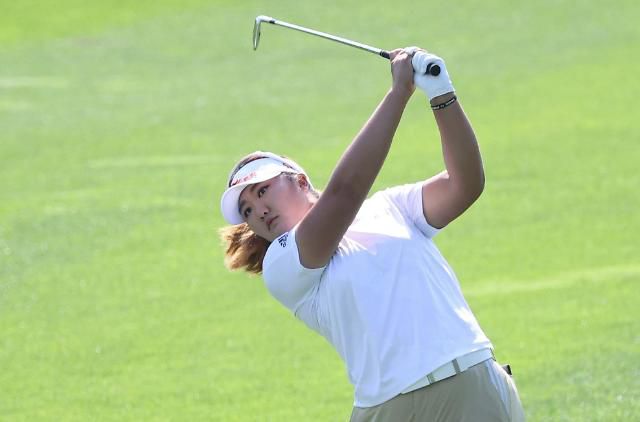 타구 방향을 바라보는 유해란.