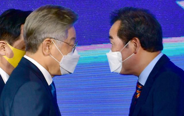 엇갈리는 이재명과 이낙연     (광주=연합뉴스) 박철홍 기자 = 더불어민주당 대통령선거 후보자 선출을 위한 광주·전남 합동연설회가 열린 25일 오후 광주 서구 김대중컨벤션센터에서 득표 결과 발표 직후 이재명(왼쪽) 후보와 이낙연 후보가 엇갈려 지나고 있다. 2021.9.25 [공동취재]     pch80@yna.co.kr/2021-09-25 19:43:57/ <저작권자 ⓒ 1980-2021 ㈜연합뉴스. 무단 전재 재배포 금지.>