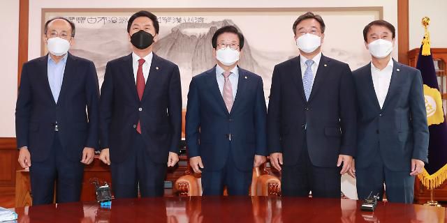 국민의힘 추경호 원내수석부대표(왼쪽부터), 김기현 원내대표, 박 의장, 더불어민주당 윤호중 원내대표, 한병도 원내수석부대표가 28일 오전 국회에서 열린 박병석 국회의장 주재 언론중재법 관련 회동에서 포토타임을 하고 있다.