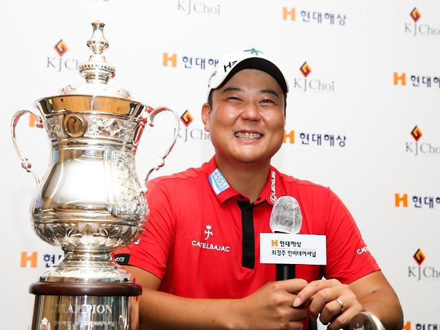 우승 후 기자회견장에서 환하게 웃는 함정우.