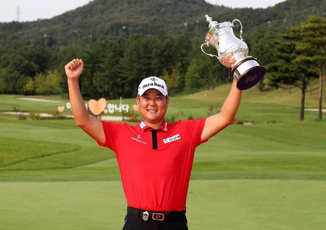 한 팔로 우승컵을 들어 올린 함정우.