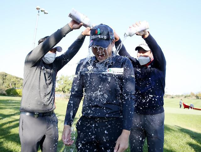 18번 홀 우승을 확정짓고 물세례를 받는 이태훈.