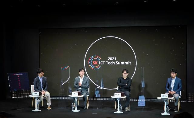 SK CTO 패널 토의에 참석한 SK텔레콤 김윤 T3K담당(왼쪽에서 두번째)과 SK㈜ C&C 차지원 그룹장(왼쪽에서 세번째), SK하이닉스 도승용 담당