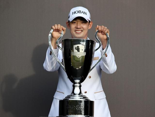 우승컵 귀를 잡은 김비오.