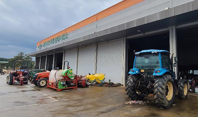 '요소수 부족 사태' 내년 농번기 우려     (나주=연합뉴스) 천정인 기자 = 10일 오후 전남 나주시 농기계임대사업소에 트랙터 등 농기계가 세워져 있다. 농번기가 지난 시기여서 요소수 부족 사태가 농가 전체에 영향을 미치진 않고 있지만, 내년 초까지 품귀 현상이 지속할 경우 농사에 차질이 생길 수 있다는 우려가 커지고 있다. 2021.11.10     iny@yna.co.kr/2021-11-10 15:21:05/ <저작권자 ⓒ 1980-2021 ㈜연합뉴스. 무단 전재 재배포 금지.>