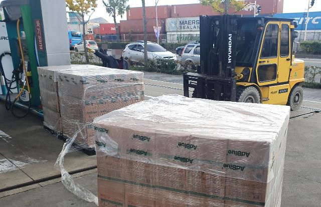 정부의 요소수 긴급수급조정조치가 내려진 11일 부산 남구 한 주유소에 군부대가 비축하고 있던 요소수 물량이 도착하고 있다.